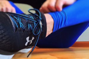 mujer vistiendo pantalones elásticos azules para el mes del cáncer