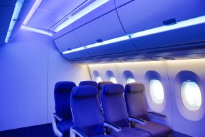 Interior del avión con iluminación azul.