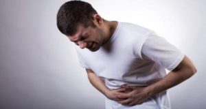 hombre que sufre de enfermedad de crohn