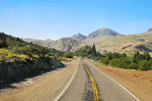 El camino abierto con montañas en el sitio.