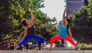 dos chicas en el parque haciendo yoga